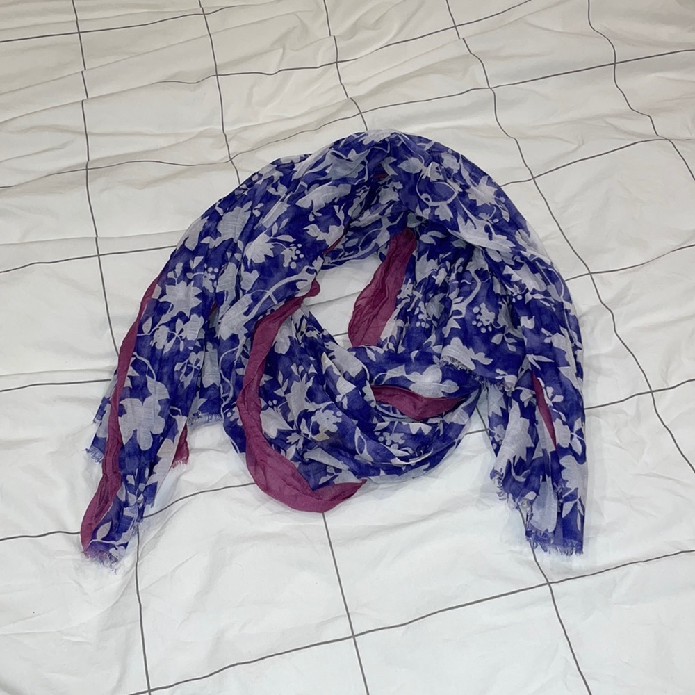 Gorgeous lightweight scarf - Banana Republic